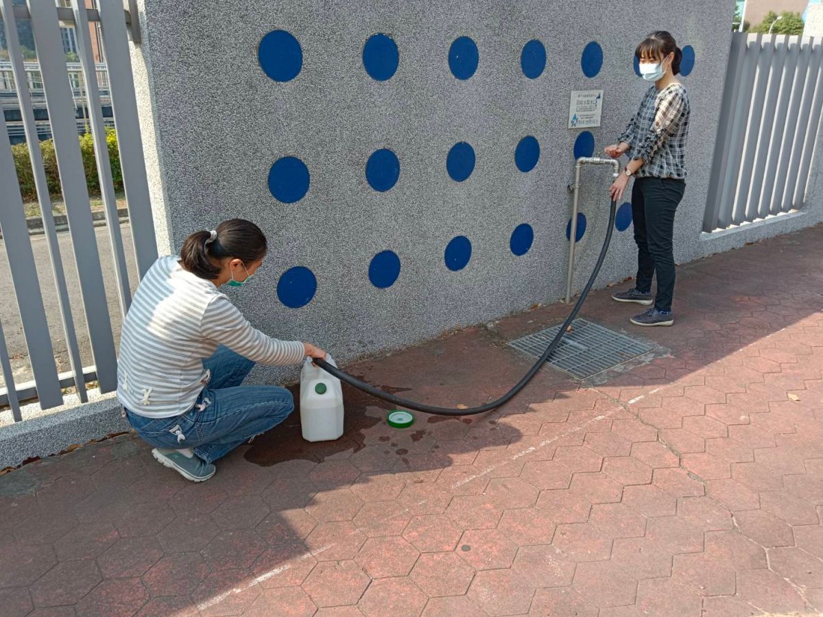 ▲水資源回收中心民眾自備容器取再生水(圖／水利局提供)