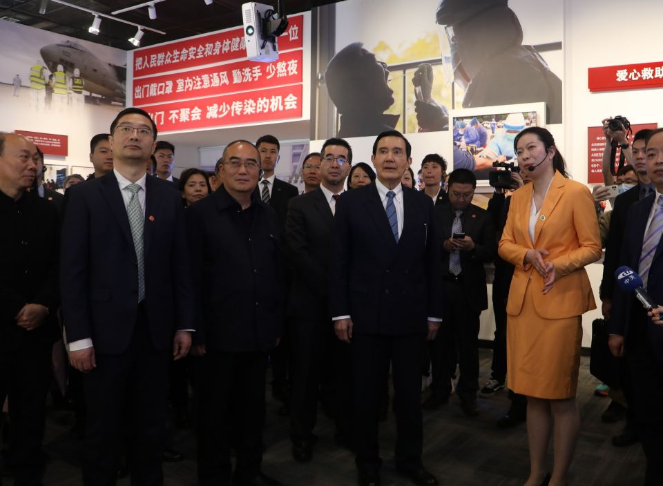 ▲馬英九赴中國武漢市檔案館參觀「英雄城市抗擊新冠肺炎疫情武漢保衛戰專題展」。（圖／馬英九辦公室提供）