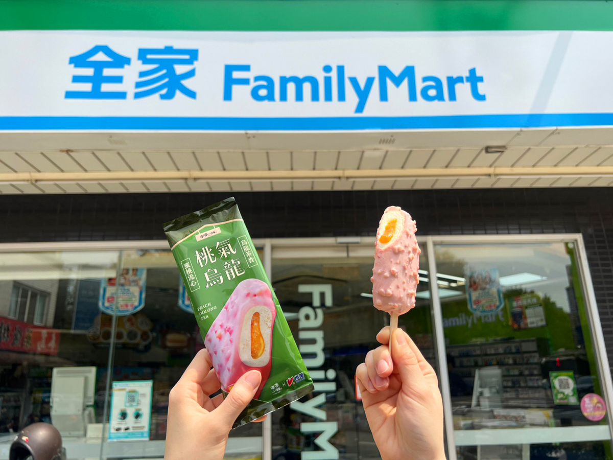 ▲「喫茶小舖」，推出新品「桃氣烏龍脆皮雪糕」，以喫茶手摘烏龍茶為雪糕基底。（圖／品牌提供）