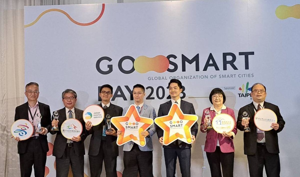 ▲中市空品感測器物聯網頻傳捷訊，今再獲GO SMART國際大獎肯定，昨天赴台北領獎。（圖／環保局提供）