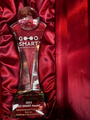 ▲台中市環保局以「台中市精進空品感測器物聯網發展計畫」，成功榮獲「2023 GO SMART Award」大獎。（圖／環保局提供）
