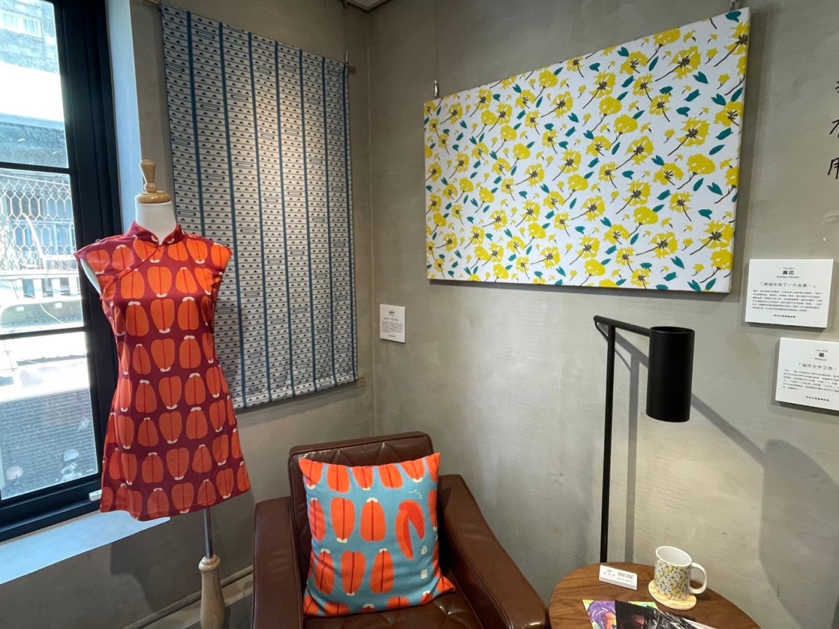 ▲黃花風鈴木、烏魚子等意象以服飾、抱枕方式賦予新的生命（圖／記者林怡孜攝，2023,03,30）  