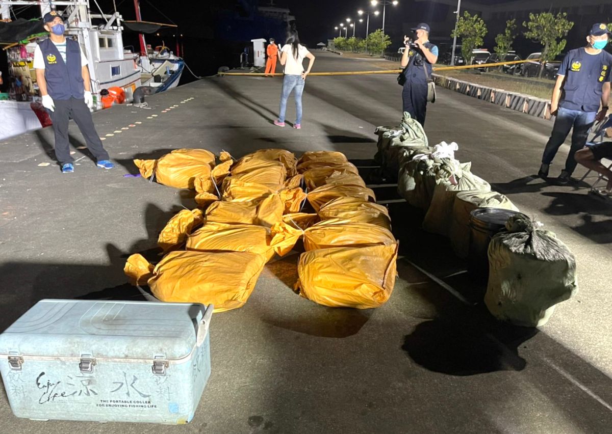 ▲海巡署偵防分署台南查緝隊查獲漁船及快艇走私毒品。(圖／海巡署台南查緝隊提供) 