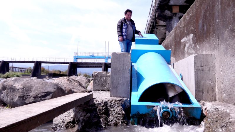 ▲水律能源去年於宜蘭縣的安農溪裝設一台小型的示範教育水力發電機組。（圖／記者康仲誠攝，2023.03.15）