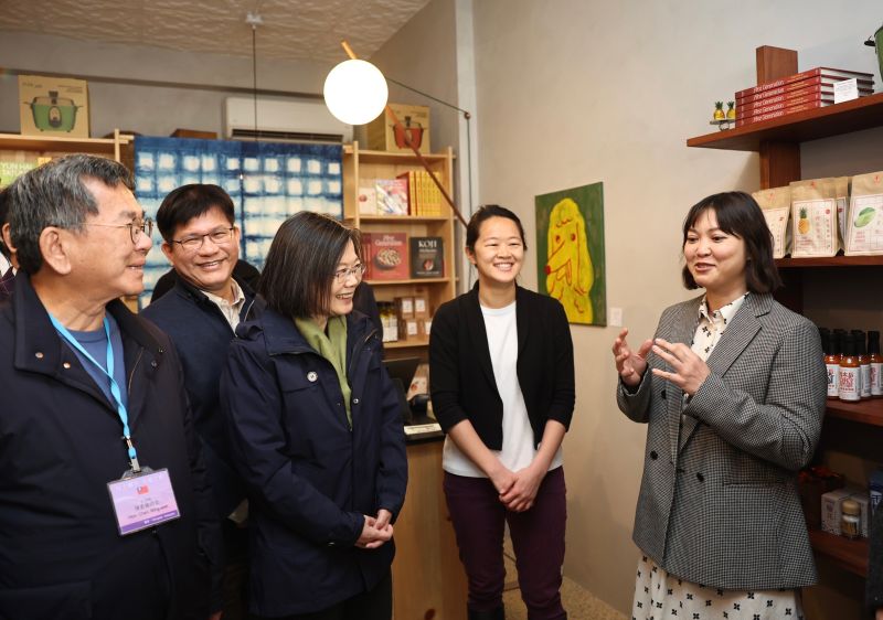 ▲蔡英文赴布魯克林區餐 訪雲海嚴選柑仔店,鼓勵創辦人持續推廣台灣,讓世界認識台灣。(圖/隨團媒體提供)