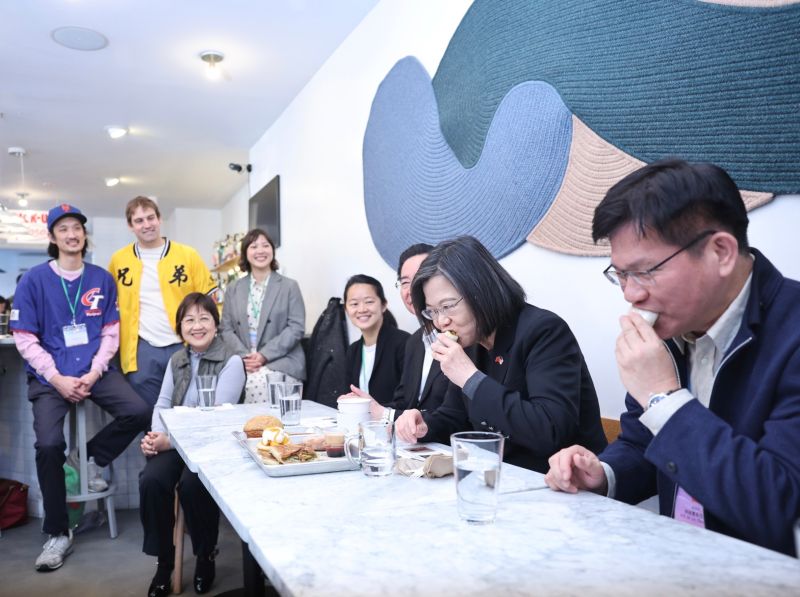 ▲蔡英文在紐約行程「軟硬並重」,受到各界關注與讚揚;圖為其與台美青年交流。(圖/隨團媒體提供)