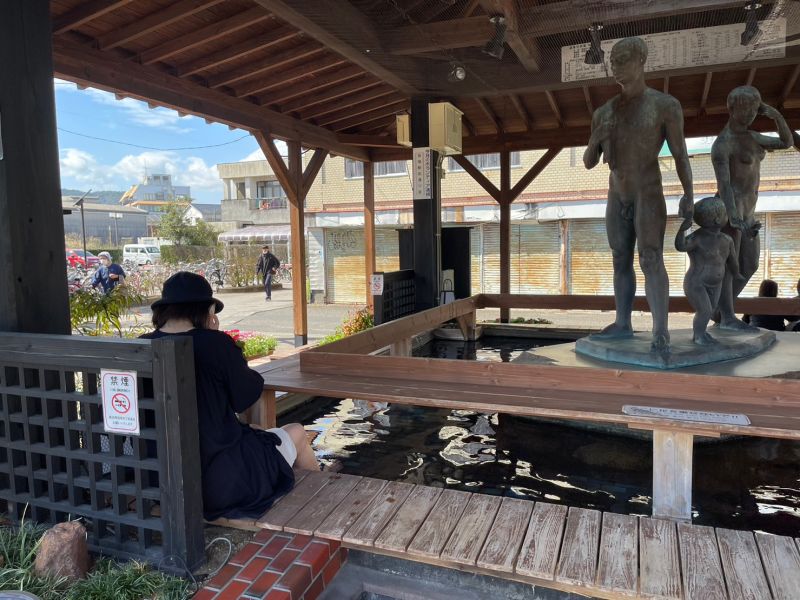 ▲指宿車站外面還有免費足湯。（圖／記者汪睿琦攝）