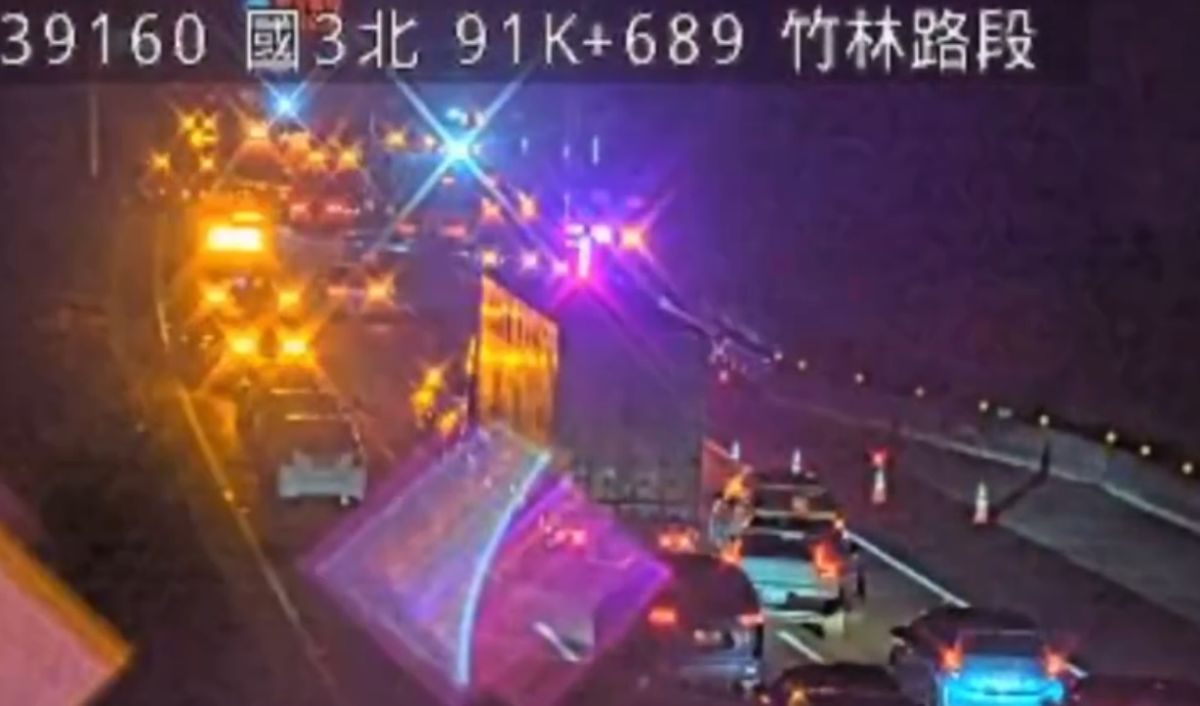 ▲今（31日）凌晨2點多，國道3號南下92公里處，發生一起6車追撞事故。（圖／翻攝畫面）  