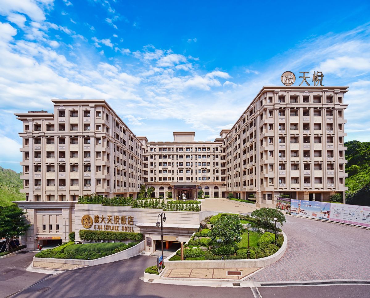 ▲高雄義大世界裡的義大天悅飯店與皇家酒店齊針對暑期推優惠，每人每晚最低1422，還送遊樂園門票，每日限量10間。（圖／義大世界提供）