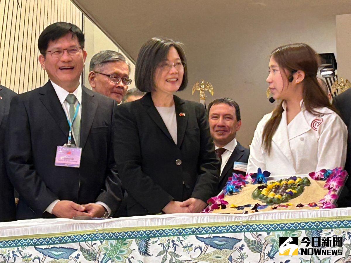 ▲蔡英文於我國駐紐約辦事處，與台裔小廚神朱如茵互動。（圖／記者黃宣尹攝，2023.03.30）