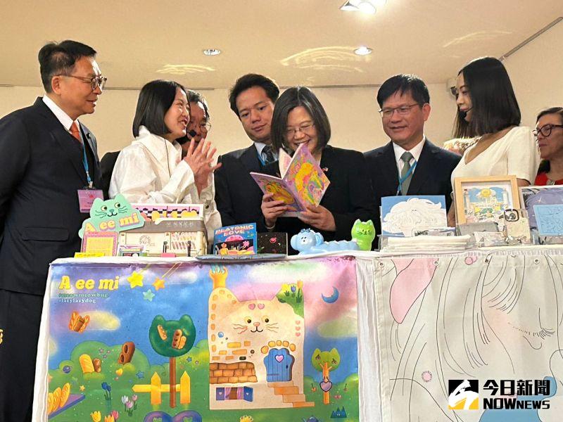 ▲蔡英文於我國駐紐約辦事處,與將代表台灣參與2023年「紐約漫畫及卡通博物館藝術節」的兩位插畫家張雅晴(A ee mi)、鍾逸婷(低級失誤)進行互動。(圖/記者黃宣尹攝,2023.03.30)