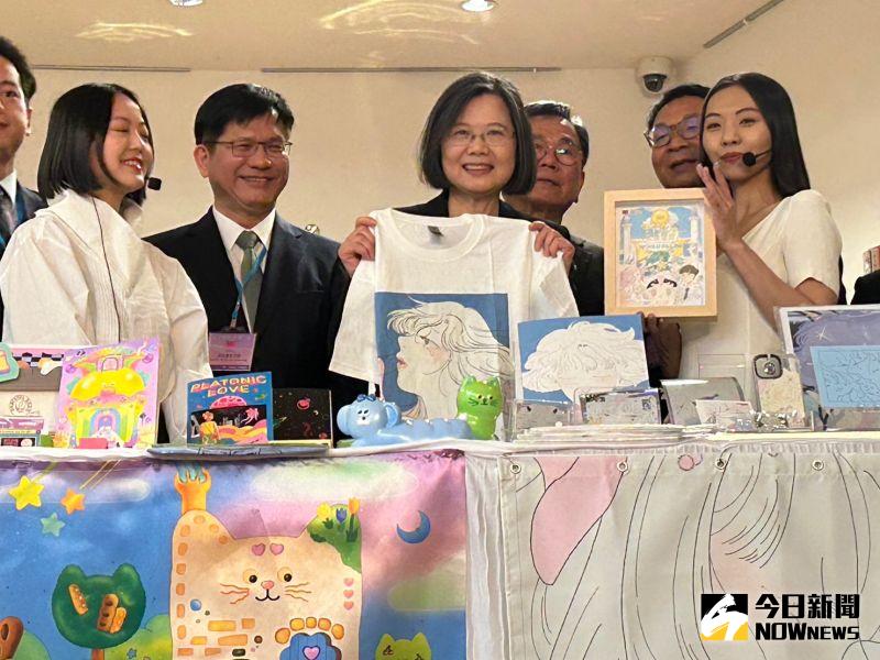 ▲蔡英文於我國駐紐約辦事處,與將代表台灣參與2023年「紐約漫畫及卡通博物館藝術節」的兩位插畫家張雅晴(A ee mi)、鍾逸婷(低級失誤)進行互動。(圖/記者黃宣尹攝,2023.03.30)