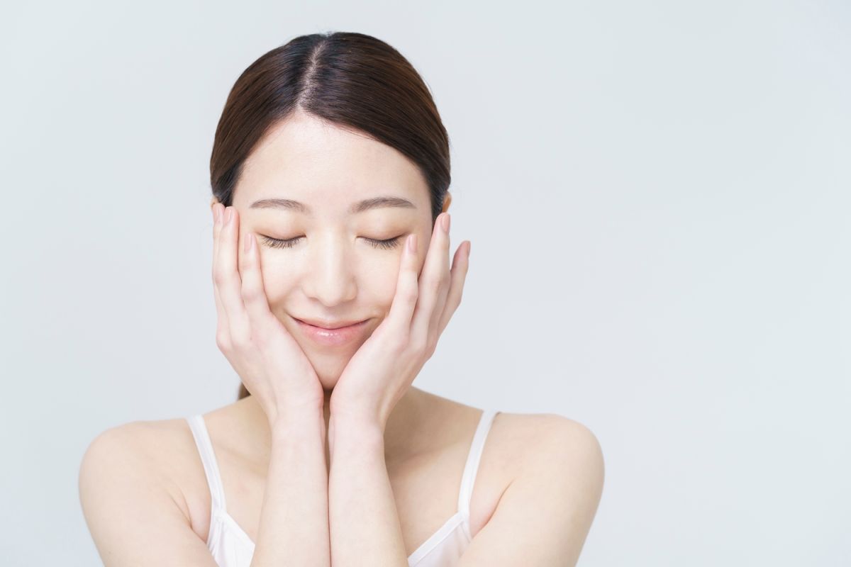 ▲時序入秋，隨著氣溫降低，皮膚開始乾燥，若是肌膚長期缺水易長皺紋，保濕時間點很重要。（示意圖／Shutterstock）