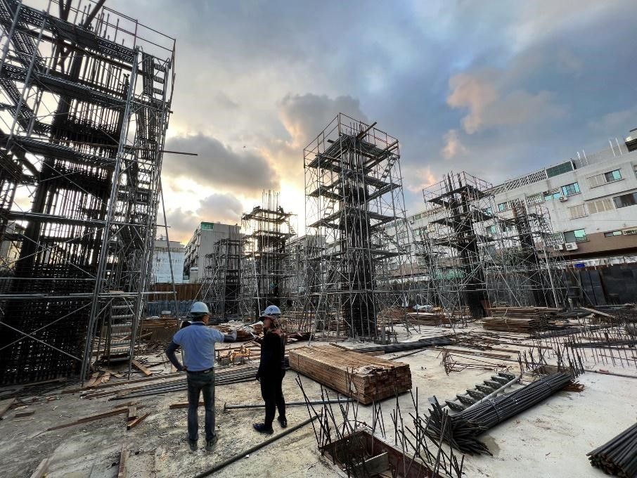 ▲CEO吳福明(左)親自巡檢工地現場，確認所有鋼筋綁紮是否到位，持續強化結構安全。(圖/品牌提供)