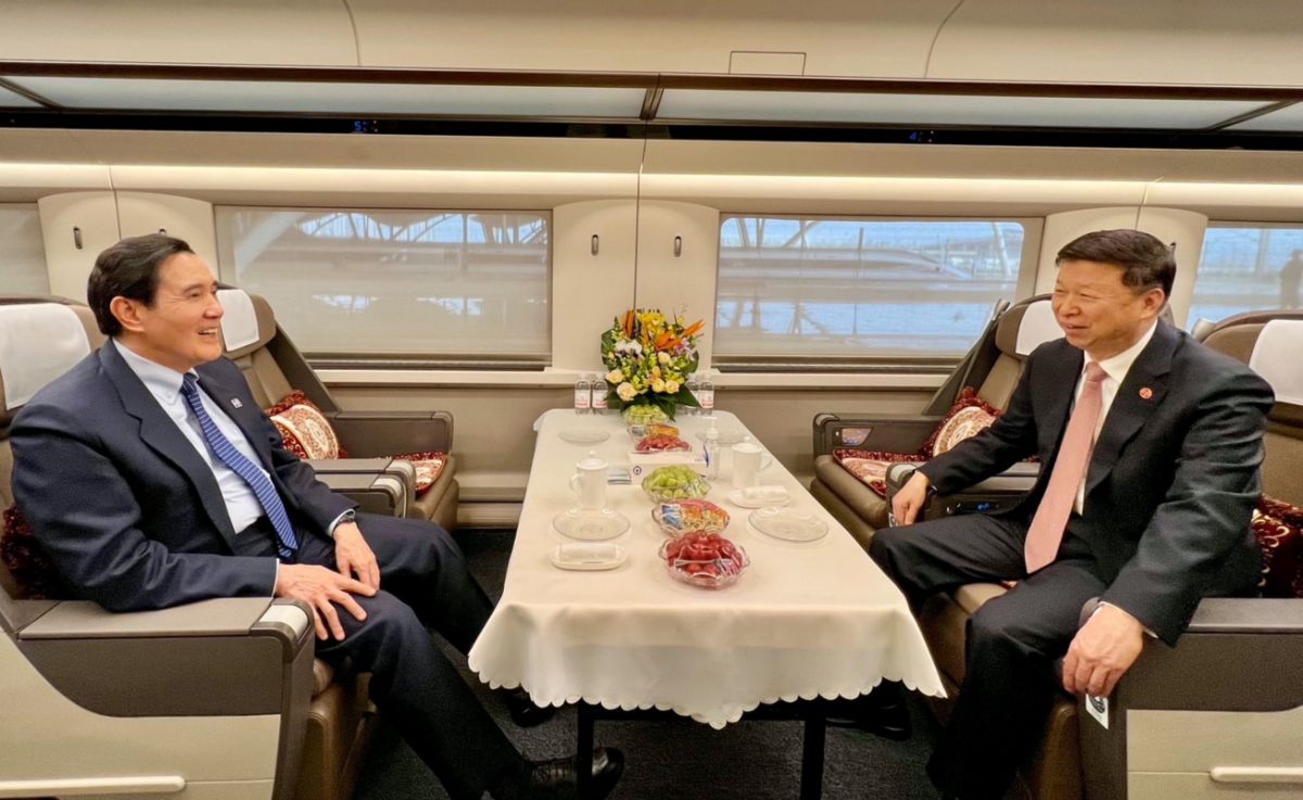 ▲馬英九搭乘高鐵，由宋濤陪同，兩人相談甚歡。（圖／馬英九辦公室提供）