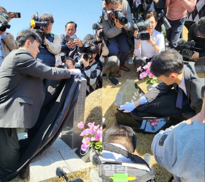 ▲韓國已故前總統全斗煥的孫子全宇元(전우원,音譯),今(31)日前往光州參訪518紀念文化會館與民主墓園,當場脫下西裝外套擦拭受難者的墓碑。(圖/翻攝自edaily.co.kr)