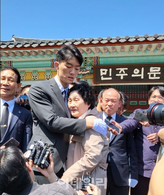 ▲受難者家人與全宇元擁抱。(圖/翻攝自edaily.co.kr)