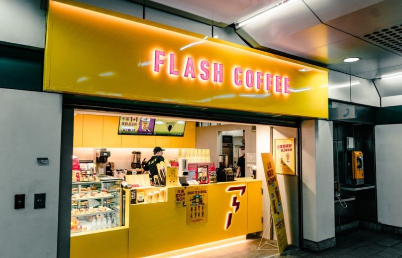 ▲知名連鎖咖啡店「閃電咖啡（Flash coffee）」，突然在今（31）日下午宣布將在台灣結束營運，公告發出後，讓許多常客相當錯愕。（圖／翻攝Flash coffee　官方IG）