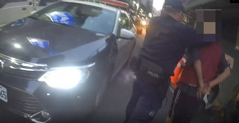 ▲新北市賴男長期亂報案，引發員警盛怒，強制將他帶回派出所，賴男被嚇得在警所內哭吼，李員再對其「上手銬」，再以「束帶封口」，後續遭警局認定李員執法過當，記一大過處分。（圖／翻攝畫面）