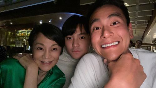 ▲張艾嘉(左)的兒子王令塵(中)經常和彭于晏(右)聚會合照,也對媒體談到小時候被綁架的心聲,「是不正常成長的過程。」(圖/翻攝王令塵IG) ▲張艾嘉(左)的兒子王令塵(中)經常和彭于晏(右)聚會合照,也對媒體談到小時候被綁架的心聲,「是不正常成長的過程。」(圖/翻攝王令塵IG)