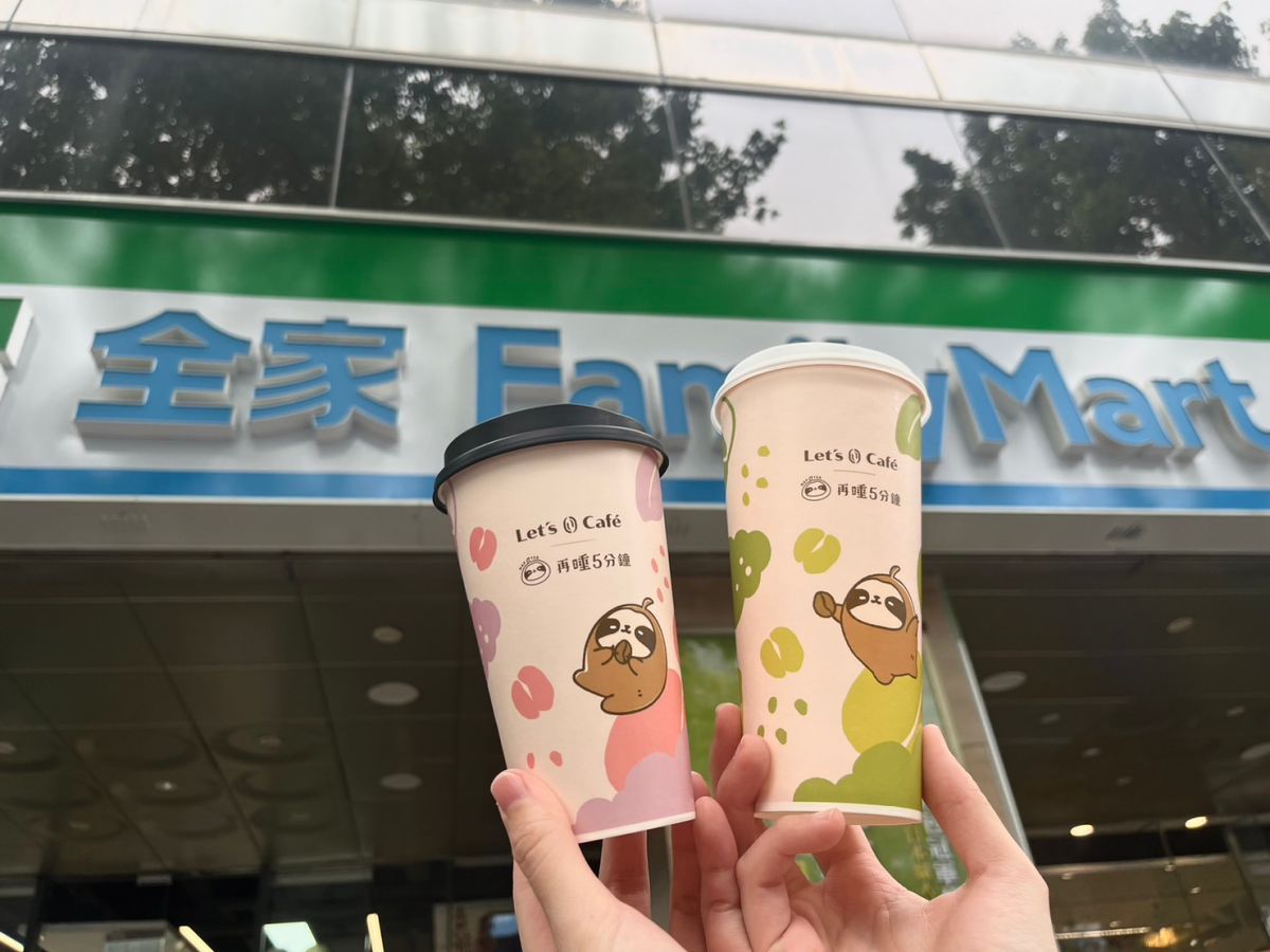 ▲全家清明節連假期間，特大杯經典美式、拿鐵同品項買1送1優惠。（圖／記者鍾怡婷攝）