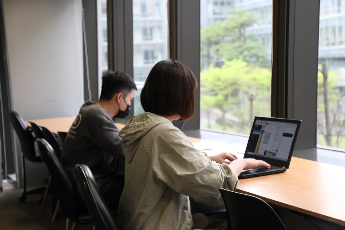 ▲現代人上班時間長，成日久坐使用電腦，脖子容易硬、疼痛，出現「2警訊」恐代表神經受損。（情境圖／攝影陳明中攝）