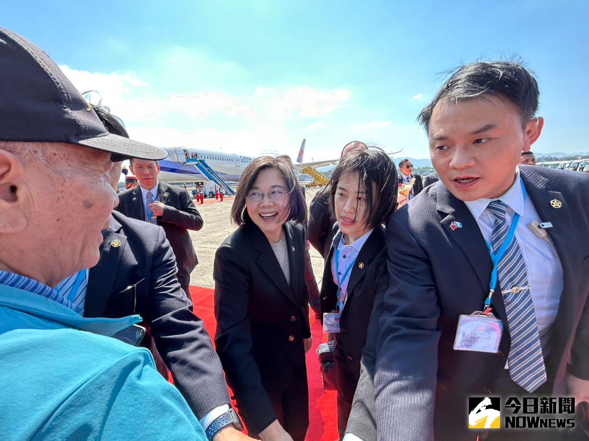 ▲蔡英文抵達瓜地馬拉，僑胞熱情歡迎。（圖／記者黃宣尹攝，2023.04.01）