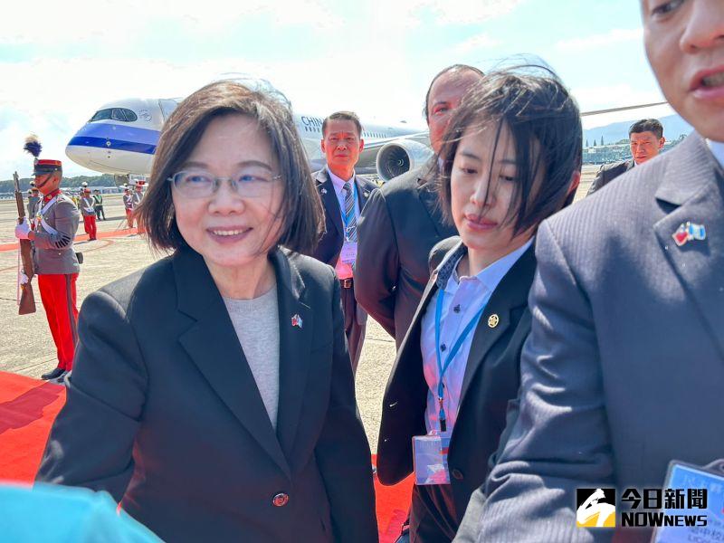 ▲蔡英文抵達瓜地馬拉,僑胞熱情歡迎。(圖/記者黃宣尹攝,2023.04.01)