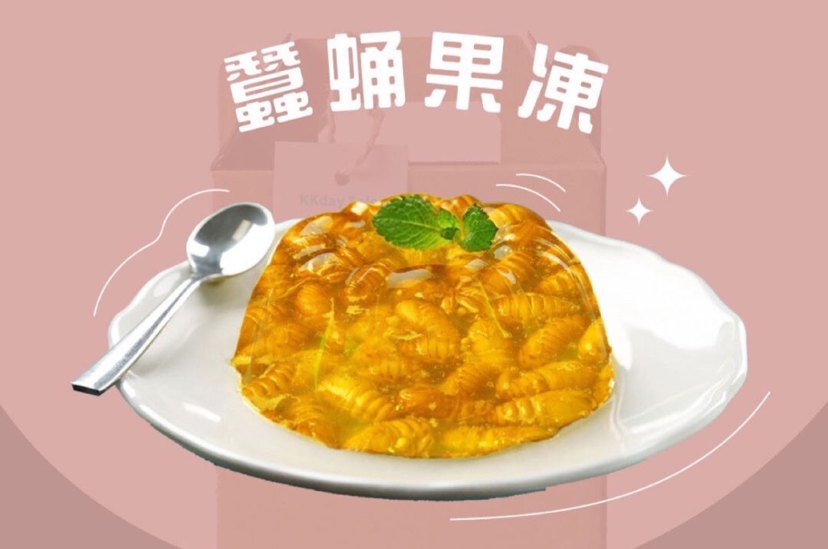 ▲KKday今快閃一天「開賣」7大獵奇異國料理，有蠶蛹果凍、香菜火鍋、活蛆披薩，最後則有昆蟲糖葫蘆，引發笑料。（圖／KKday提供）