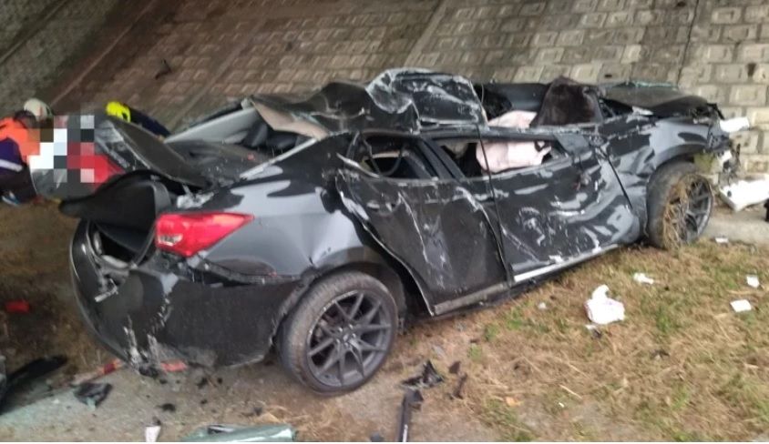 ▲嘉義縣東西向82快速道路，發生一起車禍事故，一台黑色自小客車自撞護欄，車頭凹陷扭曲變形，車上1男1女受困，年約20多歲的女乘客救出後無呼吸心跳，送醫搶救宣告不治。（圖／翻攝畫面）  