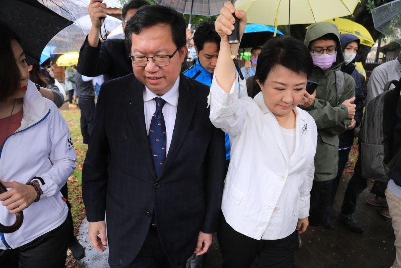 ▲參觀刑務所時，個子小的盧秀燕全程為鄭文燦撐傘。（圖／台中市政府提供，2023.04.01）