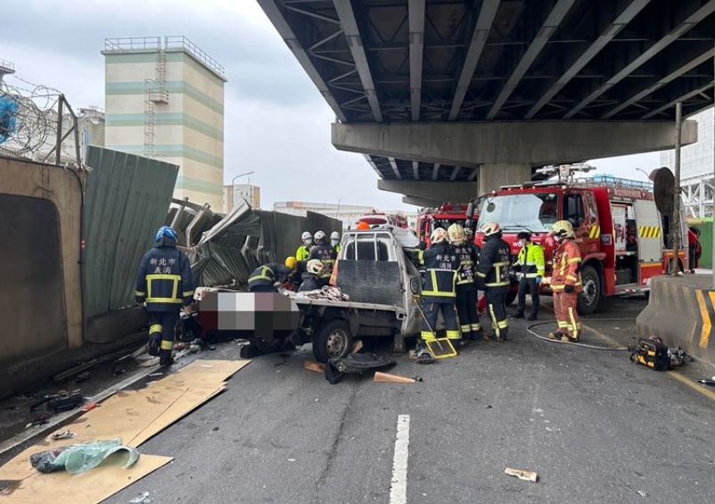 ▲清明連假首日，新北市林口台15線發生車禍事故，一台小貨車不慎自撞護欄，20歲廖姓男駕駛受困。（圖／翻攝畫面）  