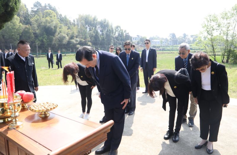 ▲馬英九赴對岸祭祖，並以「九二共識又活過來了」總結此行成果。（圖／馬英九辦公室提供）