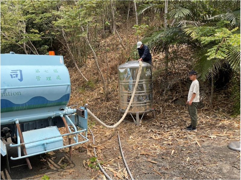 ▲台水日前日前前進山區設置供水站與提供補水車，清明連假期間也會隨時與里長聯繫，如有用水需求將立即派水車運補。（圖／台水提供）