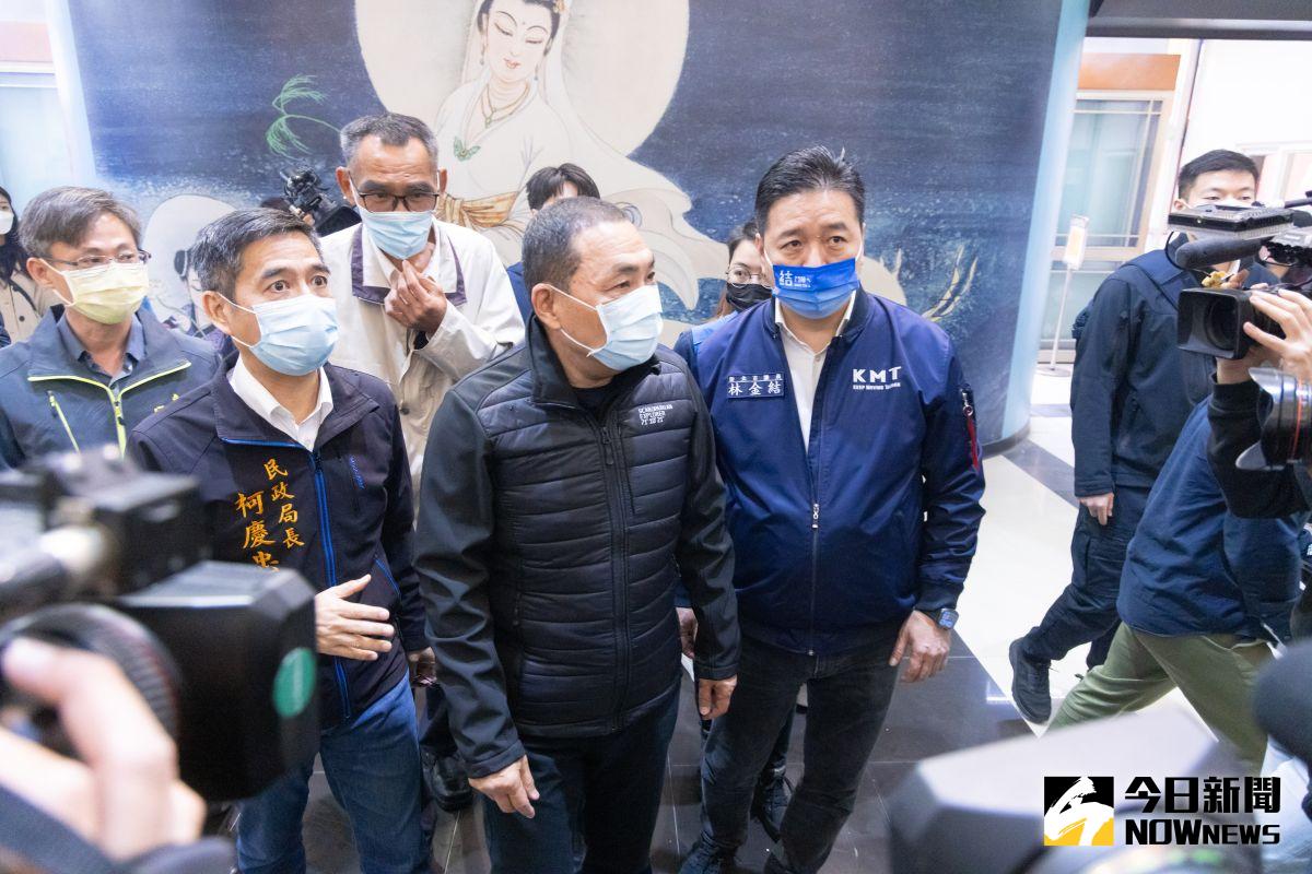 ▲侯友宜到土城區公有靈恩納骨塔視察，對於市府三位女性首長調整表示他們都非常的傑出跟優秀。（圖 ／記者吳嘉億攝，2023.04.01）