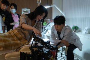 ▲《黑暗榮耀》中，林智妍跟李到晛第一次見面的地方，是醫美診所。（圖／Netflix）