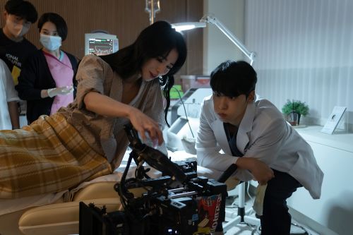 ▲《黑暗榮耀》中，林智妍跟李到晛第一次見面的地方，是醫美診所。（圖／Netflix）