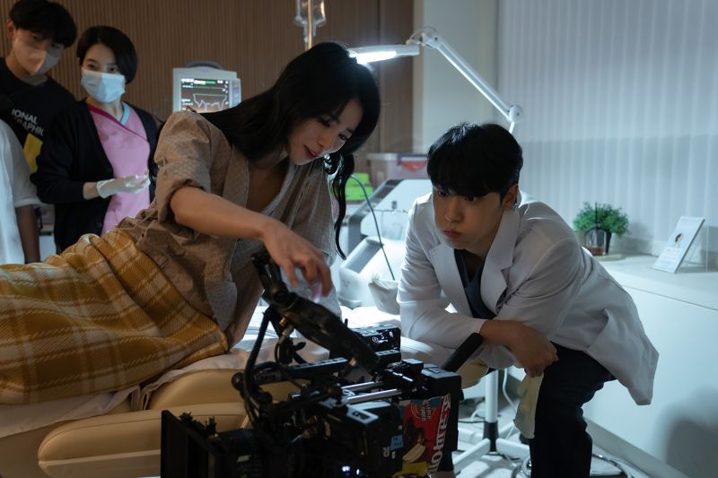 ▲《黑暗榮耀》中，林智妍（左）跟李到晛對戲不多，卻意外爆出戀曲。（圖／Netflix）