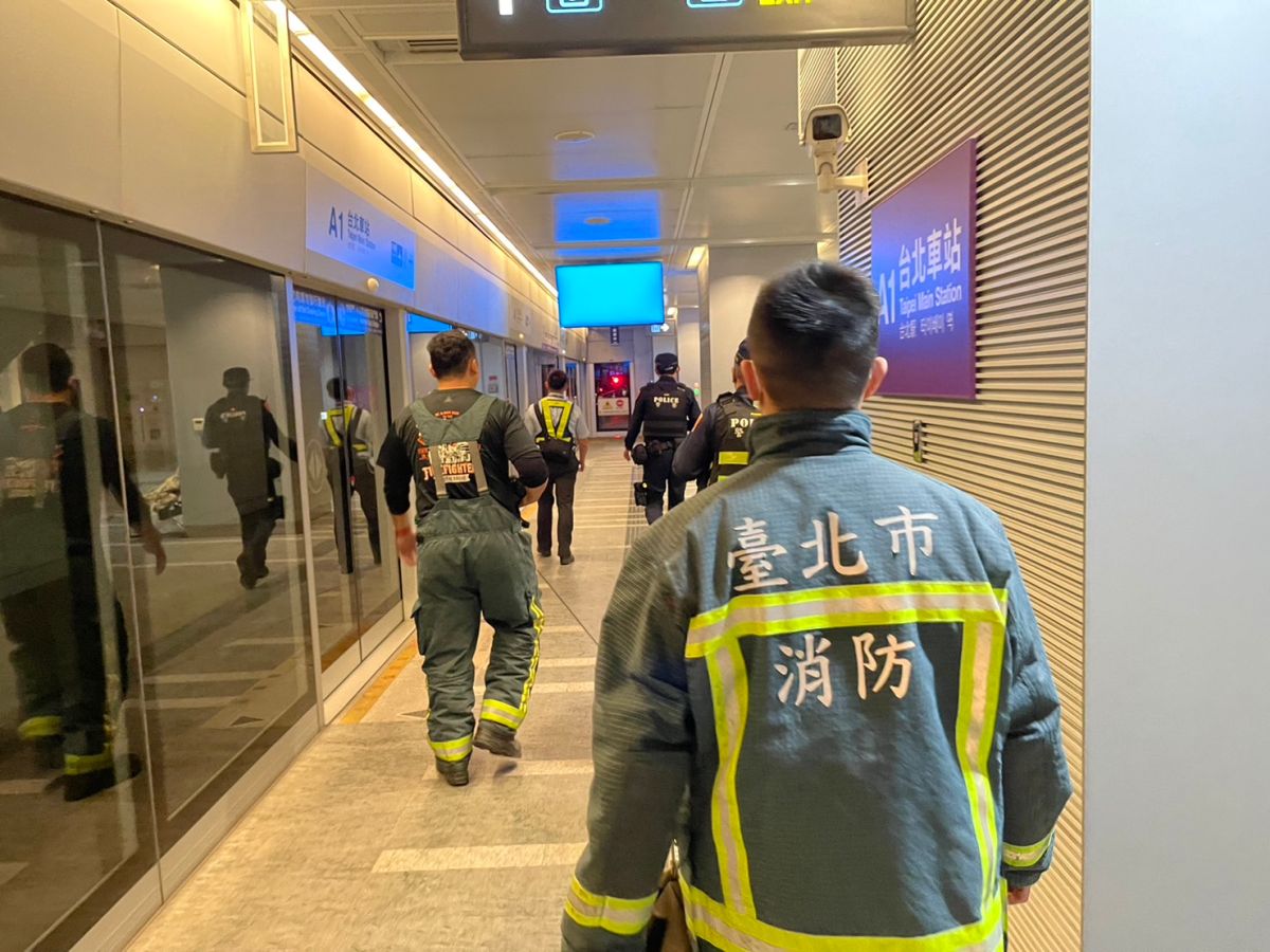 ▲署名「邢泰劍」寄發的恐嚇信件，恐嚇將四顆遙控炸彈已經安裝在桃園機場捷運A1，還要同步開直播引爆過程。（圖／桃捷警察隊提供）