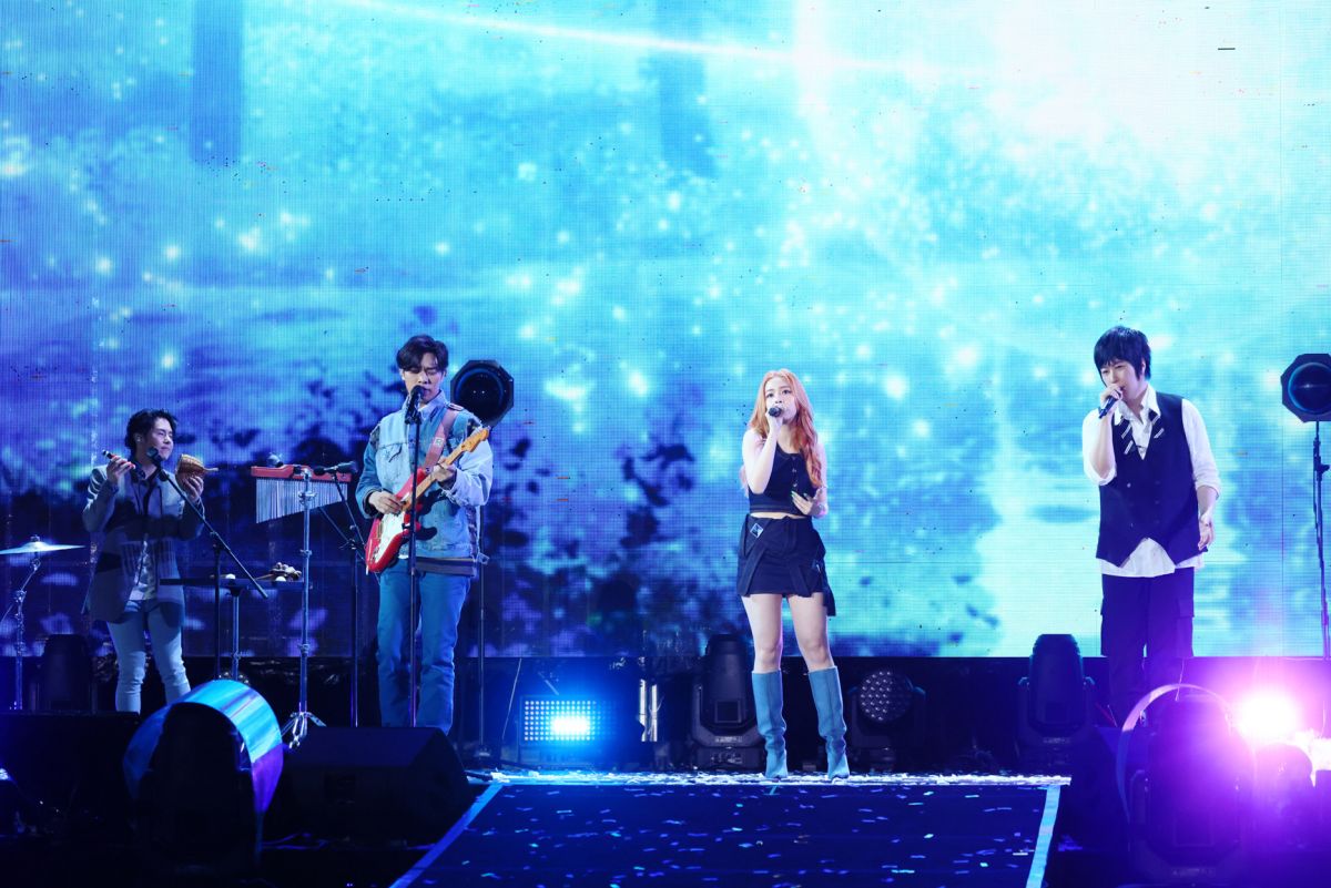 ▲五月天在演唱會上與嘉賓告五人幽默互動。（圖／相信音樂提供） 