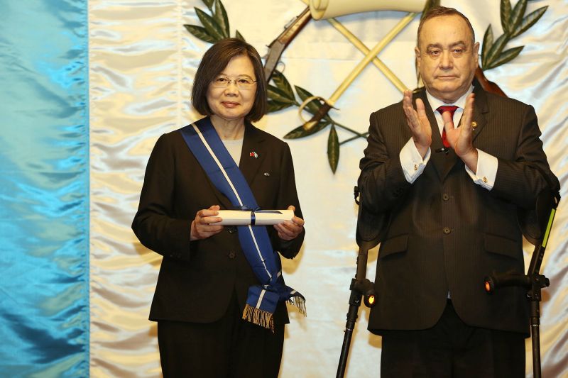 ▲蔡英文到訪瓜地馬拉出席國宴，並獲頒勳章。（圖／隨團媒體提供）