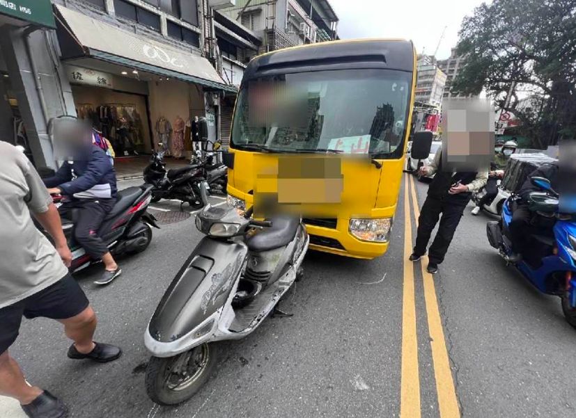 ▲51歲的劉姓公車司機日前在家中飲酒後，下午依然到公司開車上班，行經北市北投區光明路、溫泉路巷口停等紅燈時，疑似因為突然恍神，追撞前方蕭姓男子的機車，所幸無人受傷。（圖／翻攝畫面）