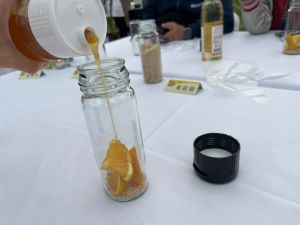 ▲DIY行程可以自己釀造蜂蜜橙香醋。（圖／記者鍾怡婷攝）