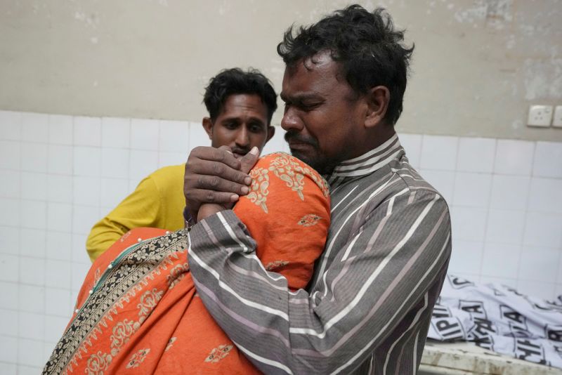▲巴基斯坦正在面臨嚴重通膨，貧民買不起糧食搶領麵粉，結果在排隊過程引發踩踏意外，造成16人死亡。圖為死者家屬在太平間痛哭。（圖／美聯社／達志影像）