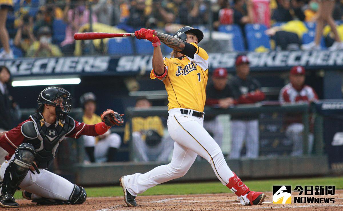 ▲中信兄弟一壘手張志豪，在滿壘時選到保送，擠回致勝分。（圖／記者葉政勳攝 , 2023.04.01）