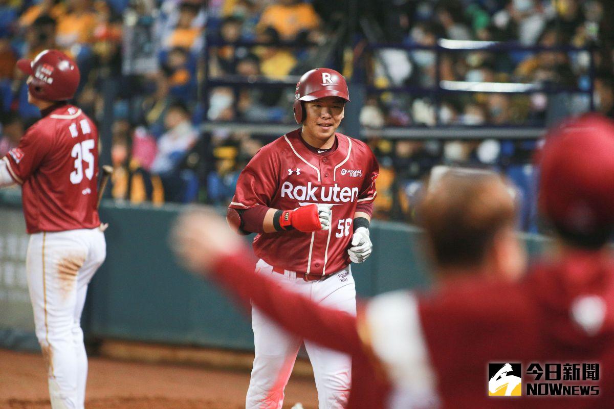 ▲樂天桃猿捕手廖健富敲出三分打點全壘打逆轉比數。（圖／記者葉政勳攝 , 2023.04.01）
