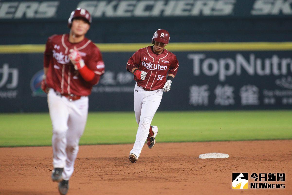 ▲樂天桃猿捕手廖健富敲出三分打點全壘打逆轉比數。（圖／記者葉政勳攝 , 2023.04.01）