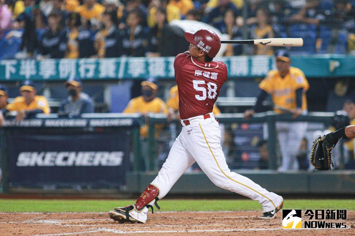 ▲樂天桃猿捕手廖健富敲出全壘打。（資料照／記者葉政勳攝 ）