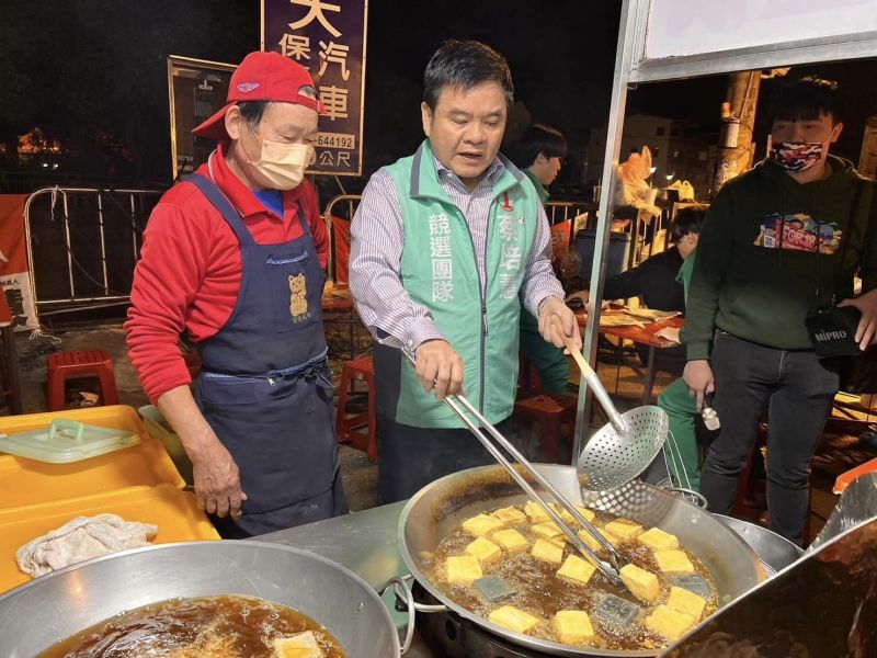▲莊瑞雄喜歡捲起衣袖親自體驗,藉此拉近與鄉親的距離。(圖/莊瑞雄辦公室提供)