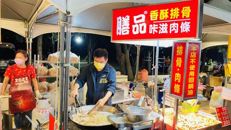 ▲莊瑞雄替攤商顧店畫面毫無違和感,讓支持者打趣稱是「多重宇宙」。(圖/莊瑞雄辦公室提供)